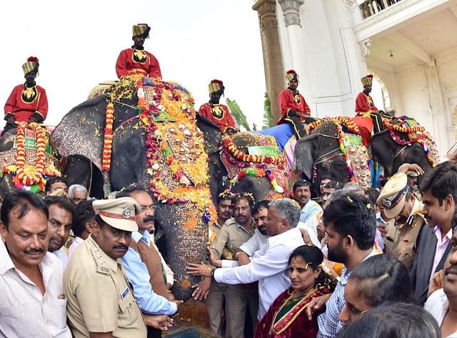 Arjuna being welcomed by the District Incharge Minister V Somanna at the Mysuru Palace on 22 August