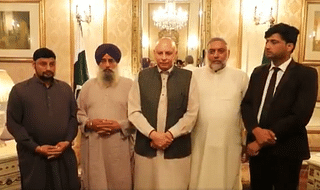 Pakistan Governor of Punjab (C) with the families of both the boy and the abducted Sikh girl (Source: Twitter)
