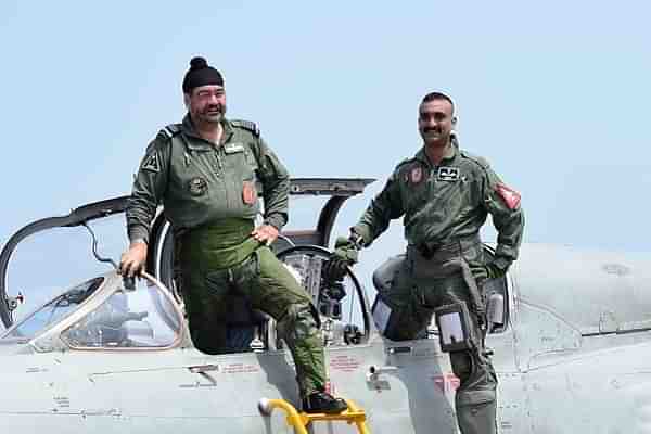 Former IAF Chief B S Dhanoa with Wing Commander Abhinandan Varthaman (@ShivAroor/Twitter)