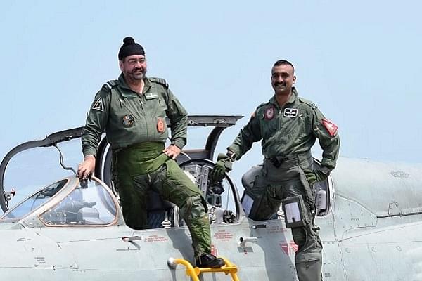 Former IAF Chief B S Dhanoa with Wing Commander Abhinandan Varthaman (@ShivAroor/Twitter)