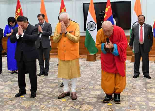 PM Modi with the Mongolian President (L) at the unveiling. (via Twitter)