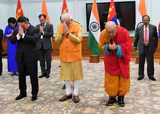 PM Modi with the Mongolian President (L) at the unveiling. (via Twitter)