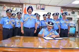 New Air Chief RKS Bhadauria taking charge from IAF chief BS Dhanoa (@IAF_MCC/Twitter)