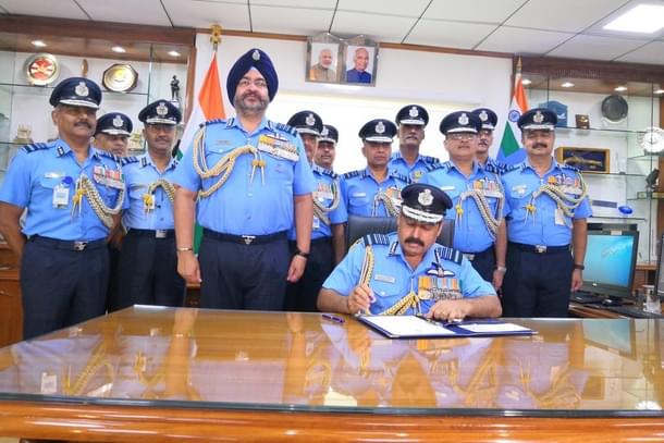 New Air Chief RKS Bhadauria taking charge from IAF chief BS Dhanoa (@IAF_MCC/Twitter)