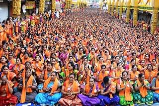 Women reciting Atharvashirsha at the temple (Pic via Pune Mirror)