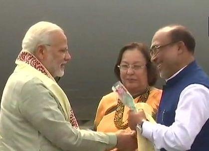 PM Modi (L) with Manipur CM N Biren Singh (R) (Source: @ANI/Twitter)