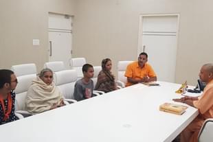 Kamlesh Tiwari’s family meeting Uttar Pradesh CM Yogi Adityanath. (Source @Twitter)