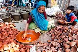 Elderly lady making traditional diyas for Diwali (Pic via Twitter)