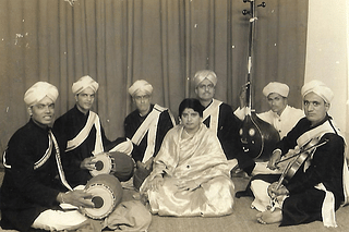 Papa Choodamani with her Guru Ambi Bhagavathar to her right (behind)