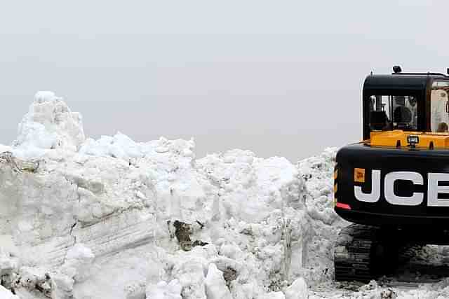 Road clearing machinery at Saach Pass (Aditya00010/Wikimedia Commons)