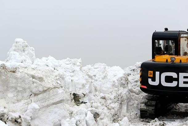 Road clearing machinery at Saach Pass (Aditya00010/Wikimedia Commons)
