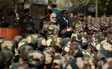 PM Modi interacting with 15 Corps troops in the Gurez Sector, Jammu and Kashmir on the occasion of Diwali 2017 (Source: @narendramodi/Twitter)