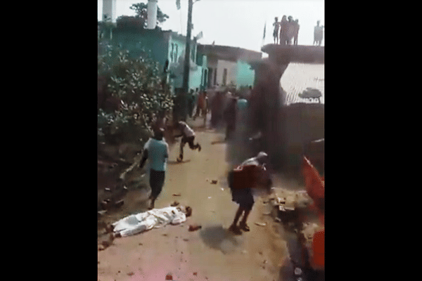 Mob attacking Durga Puja procession (Video Screengrab)