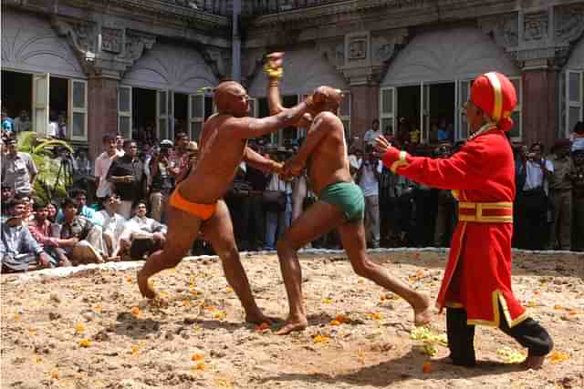 Vajramushti wrestlers in battle. 