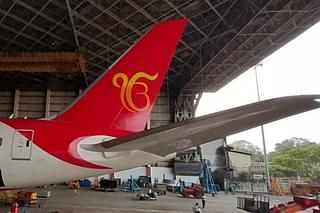 The ‘Ik Onkar’ symbol on the tail of an AI aircraft (@raiparas/Twitter)