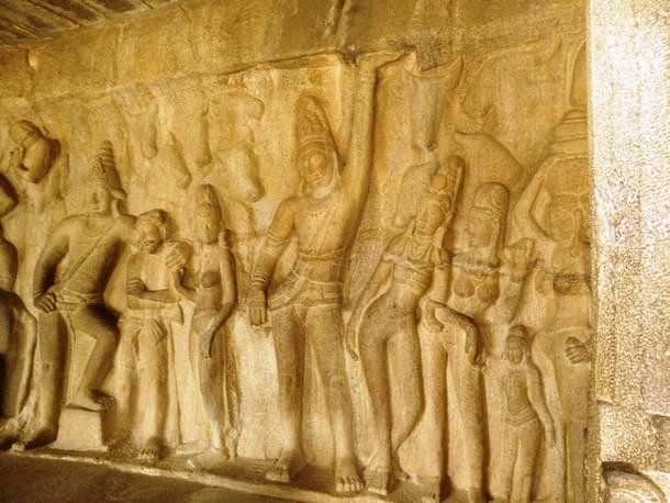 Krishna lifting Govardhana, flanked by Balarama calming a Yadava, and Subadhra with an attendant – calm cattle adoring Krishna all around.