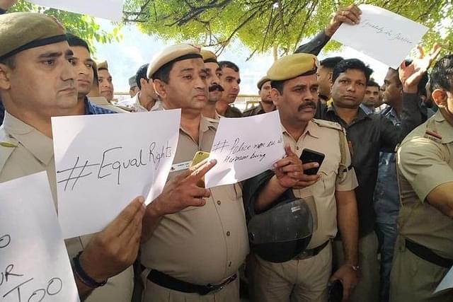 Delhi Police personnel protesting outside Police HQ (@capt_ivane/Twitter)