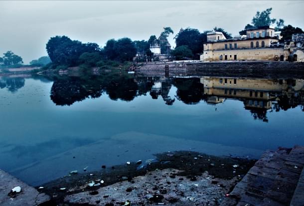 Rubbish left in small piles along the steps of a <i>ghat</i>.