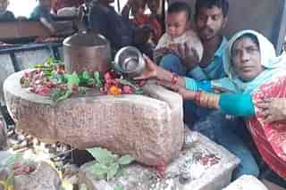Villagers worshipping the unearthed Shivling (Image via Jagaran)
