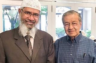 Zakir Naik (L) with Malaysian Prime Minister Mahathir Mohamad.&nbsp;