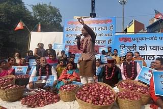 BJP Leaders protesting against Delhi CM Kejriwal over onion price rise (Pic Via Twitter)