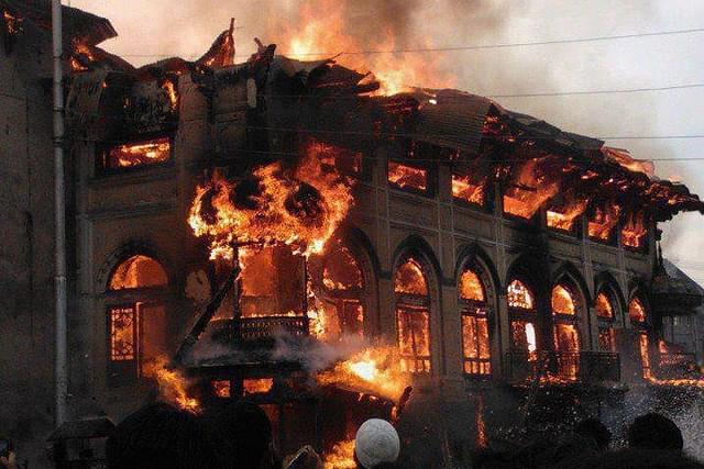 In June 2012, a 200-year-old Sufi shrine Dastageer Sahib in Srinagar became the victim of a similar “mysterious fire” (Source: Twitter)