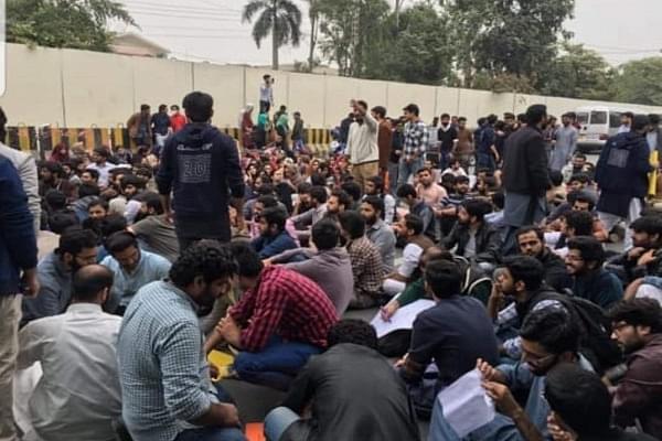 Students at a protest in Lahore (@HuzaifaTariq007/Twitter)