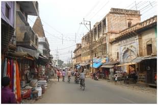 A street in Ayodhya (Wikimedia Commons) 