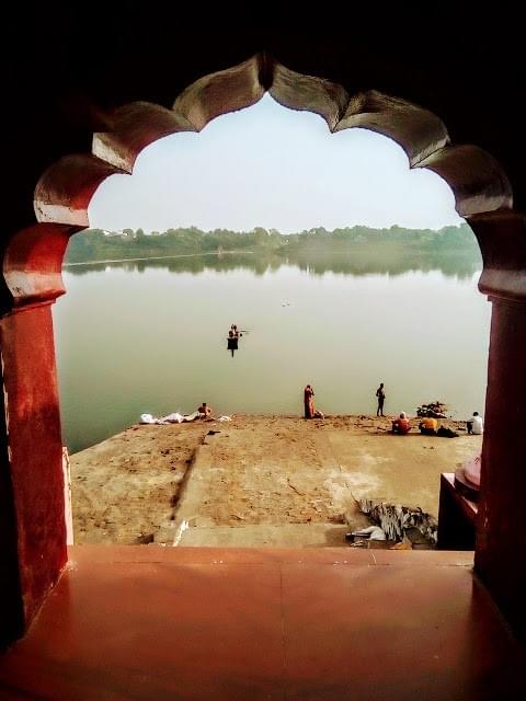 Men and women on the banks of Narmada river.