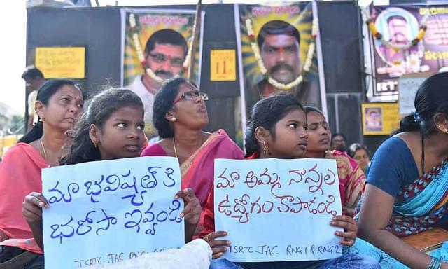 Protesting family members of TSRTC employees (Twitter/@osmrider)