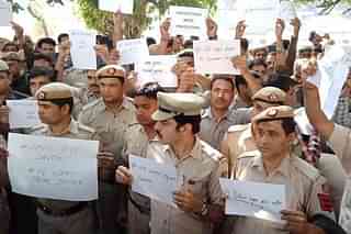 Delhi Police personnel protesting outside police HQ (Pic Via Twitter)