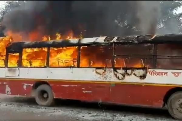 A bus was set ablaze by Anti-CAA protesters in UP (Pic Via Twitter)