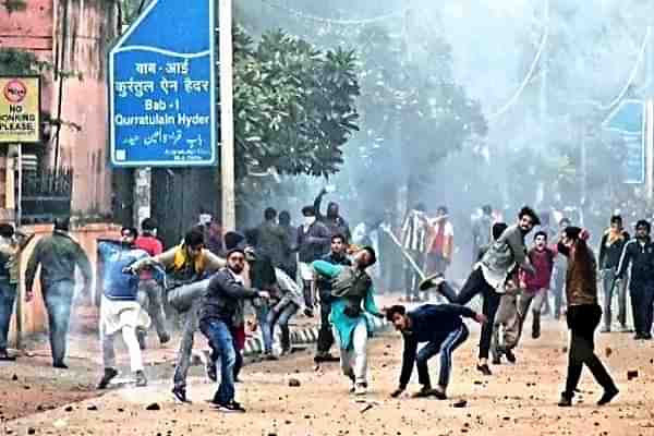 Protest outside Jamia  (@rajshekhartoi/Twitter)