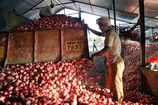 Onions being off-loaded from a truck in Nashik (Representative Image) (Vikas Khot/Hindustan Times via Getty Images)