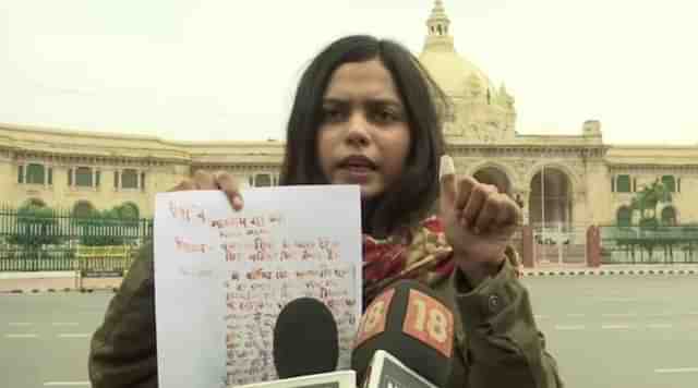 International shooter Vartika Singh shows her letter written in blood to Union Home Minister Amit Shah. (Photo: ANI)