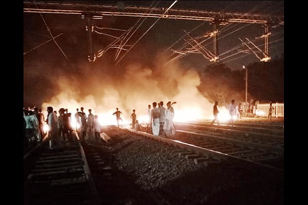 Arson on railway tracks in Bengal (@binaniyash4/Twitter)