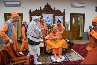 PM Modi greets Swami Smaranananda, president of the Ramakrishna Mission, at Belur.&nbsp;
