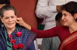  Priyanka Gandhi Vadra with Sonia Gandhi (Subhankar Chakraborty / Hindustan Times via Getty Images)