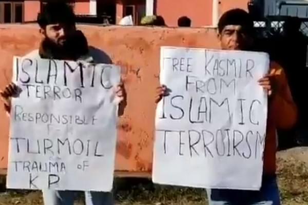 Kashmiri Hindu Protesters (Pic Via Twitter)