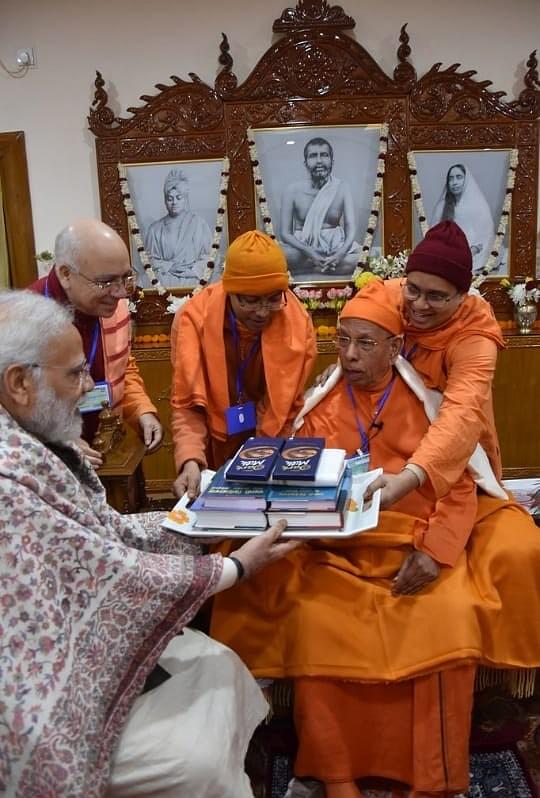 Monks of the order gifting the PM some books.&nbsp;