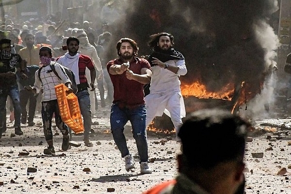 Rioters in Delhi (Pic via Twitter)