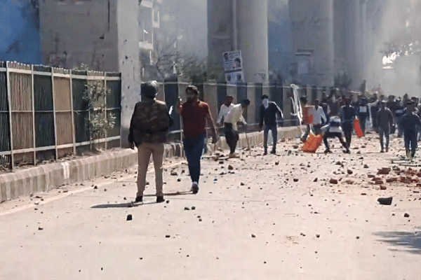 Anti-CAA protester pointing a gun at the cop (Saurabh Trivedi/Twitter)