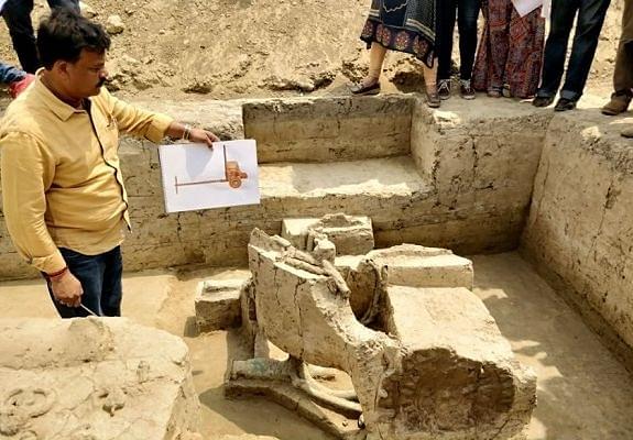 S K Manjul, Director of Institute of Archaeology, ASI found the chariots buried with dead bodies in Sanauli, Uttar Pradesh (Source: Twitter)