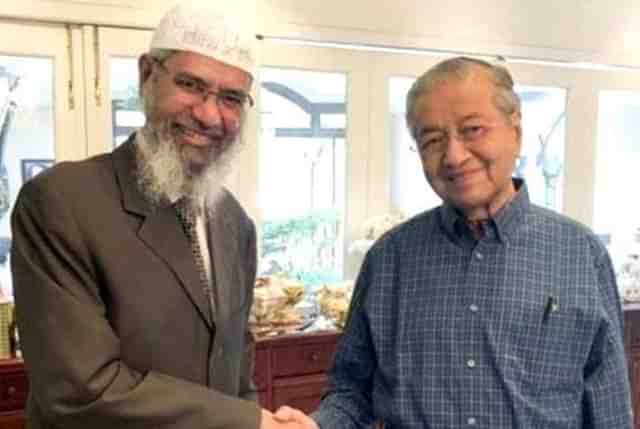 Zakir Naik meets Malaysian Prime Minister Mahathir Mohamad.&nbsp;