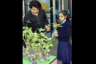 Anshul Saxena distributing saplings among students (Anshul Saxena)