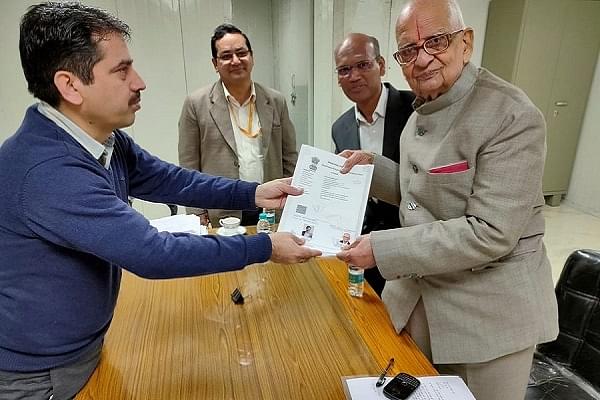 K Parasaran taking possession of the Ram Mandir trust document (@BBTheorist/Twitter)