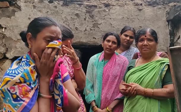 On extreme left is Lavanya, in middle (pink sari) is Sangeeta, on extreme right is Radhabai.