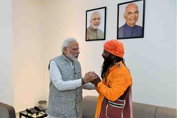 PM Modi meets rickshaw-puller Mangal Kewat in Varanasi (Pic courtesy ANI)