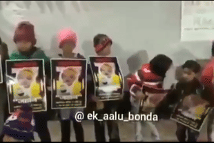 The kids standing at Shaheen Bagh (Pic via Image Grab)