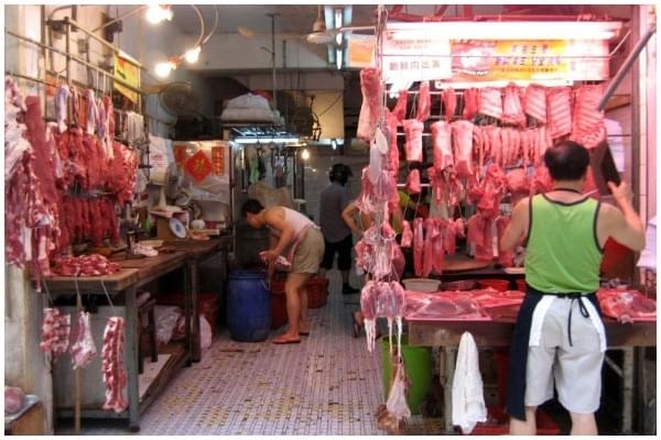 Wet market in Hong Kong (Wikimedia Commons) 